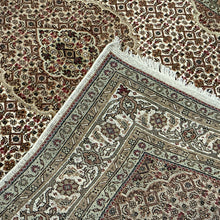 Load image into Gallery viewer, Indian Mahi [Wool + Sillk] - 5'0” X 7'3”
