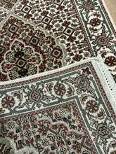 Load image into Gallery viewer, Indian Mahi [Wool + Sillk] - 2&#39;5” X 4&#39;9”

