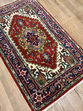Load image into Gallery viewer, Indian Heriz - 2&#39;11” X 4&#39;11”

