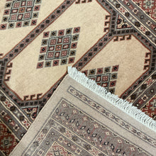 Load image into Gallery viewer, Pakistani Bukhara - 3'1” X 5'6”

