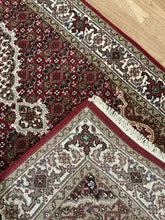 Load image into Gallery viewer, Indian Mahi [Wool + Sillk] - 2&#39;9” X 6&#39;1”
